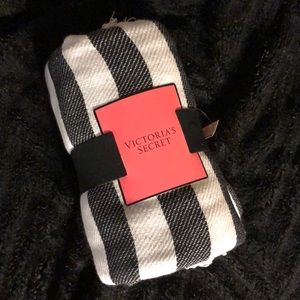 ☁️💝Victoria’s Secret Blanket💝☁️